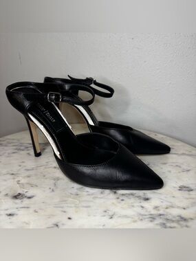 White House Black Market Catalia Heels
Size 5 Leather Shoes Black white